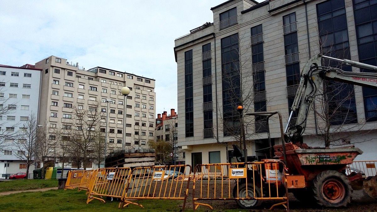 Obras de instalación do composteiro comunitario da rúa Ponte Boleira diante do edificio Azorín
