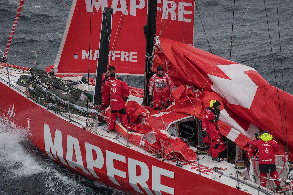 O Mapfre, tras realizar unha reparación de urxencia na sétima etapa da Volvo Ocean Race