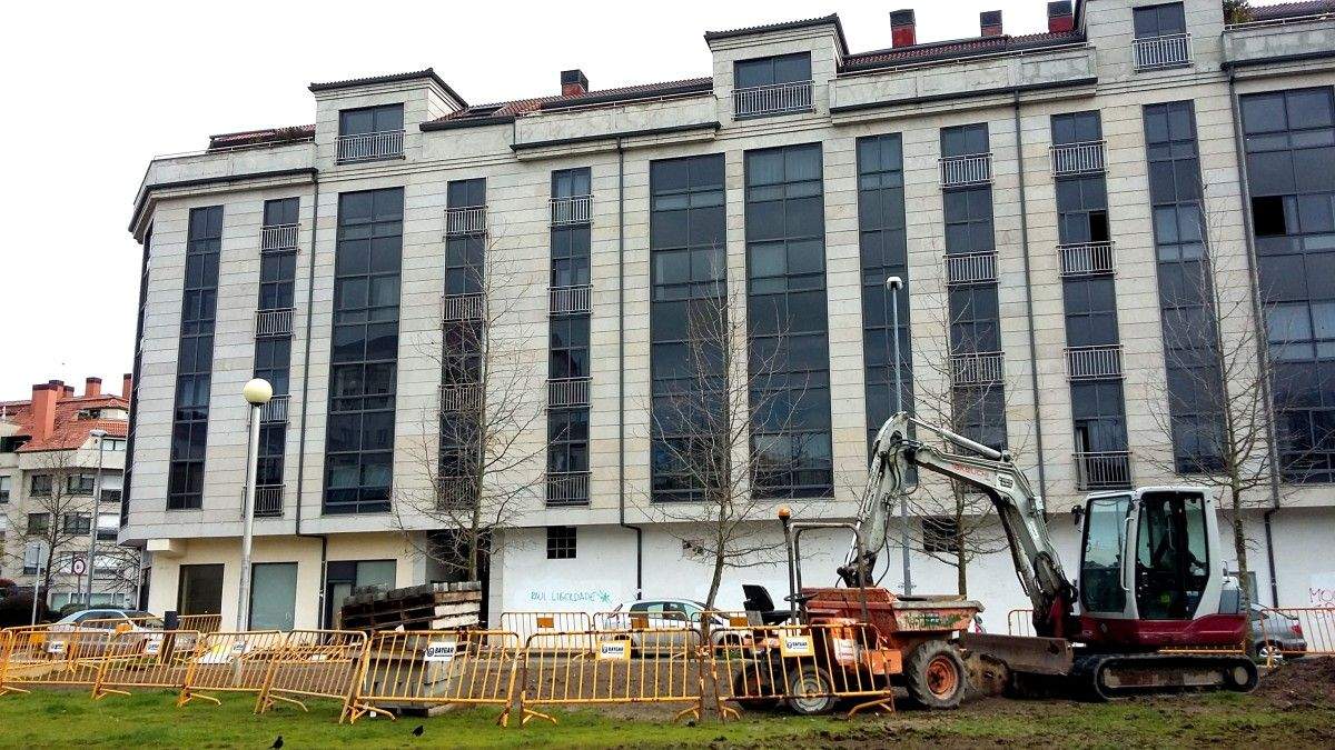 Obras de instalación do composteiro comunitario da rúa Ponte Boleira diante do edificio Azorín