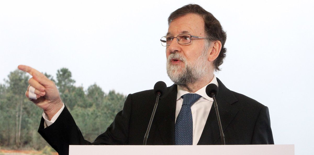 Mariano Rajoy, con dous dedos vendados, na visita ás obras da A-57