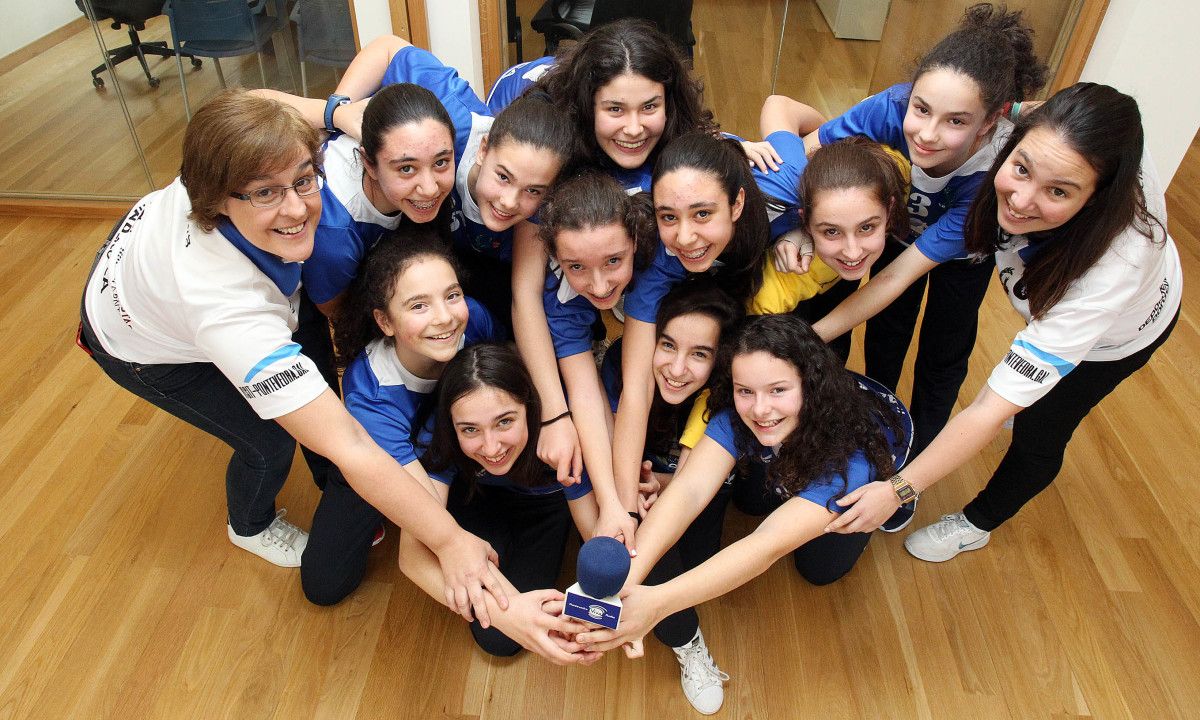 Xogadoras, entrenadora e delegada do Teucro Infantil Feminino en PontevedraViva Radio