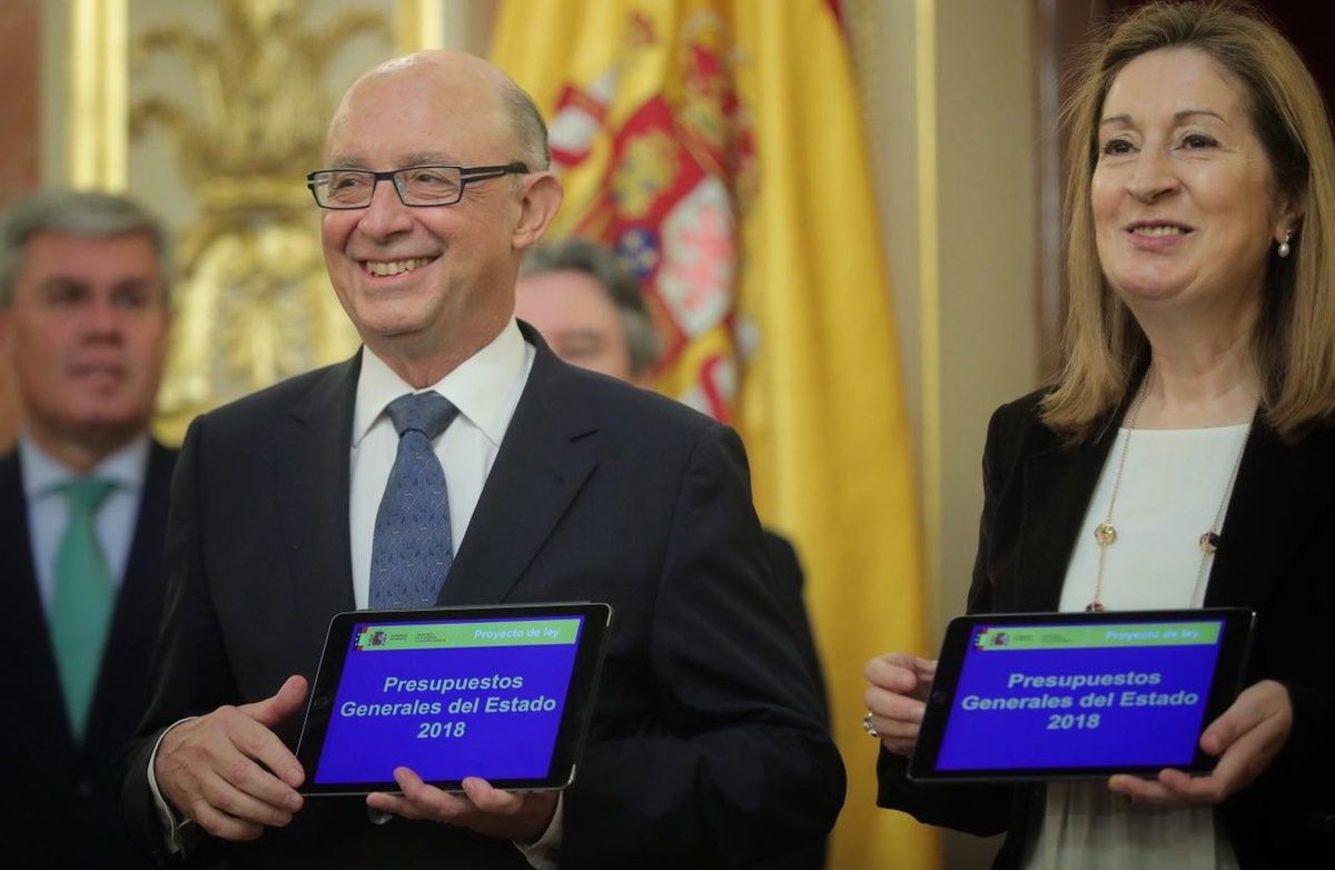 Cristóbal Montoro entrega o proxecto de PGE 2018 a Ana Pastor
