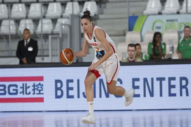 Laura Quevedo, en un partido con la Selección Española de baloncesto