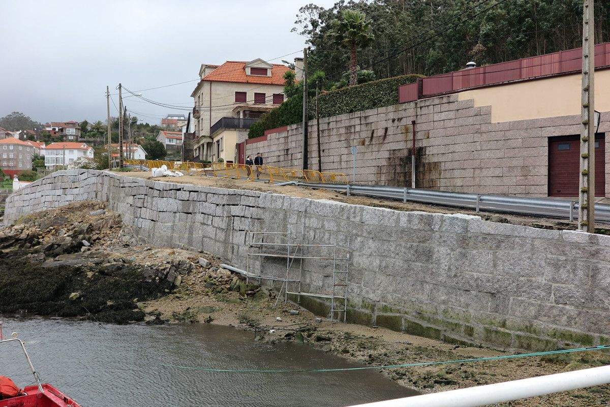 Muro de contención de la carretera y continuación del paseo litoral de Campelo