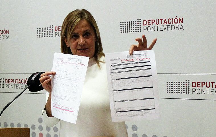 Carmela Silva enseña las solicitudes presentadas por la Hermandad de Antiguos Caballeros Legionarios