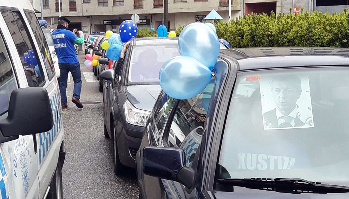 Caravana de vehículos para reclamar o incremento salarial para o persoal da Xustiza