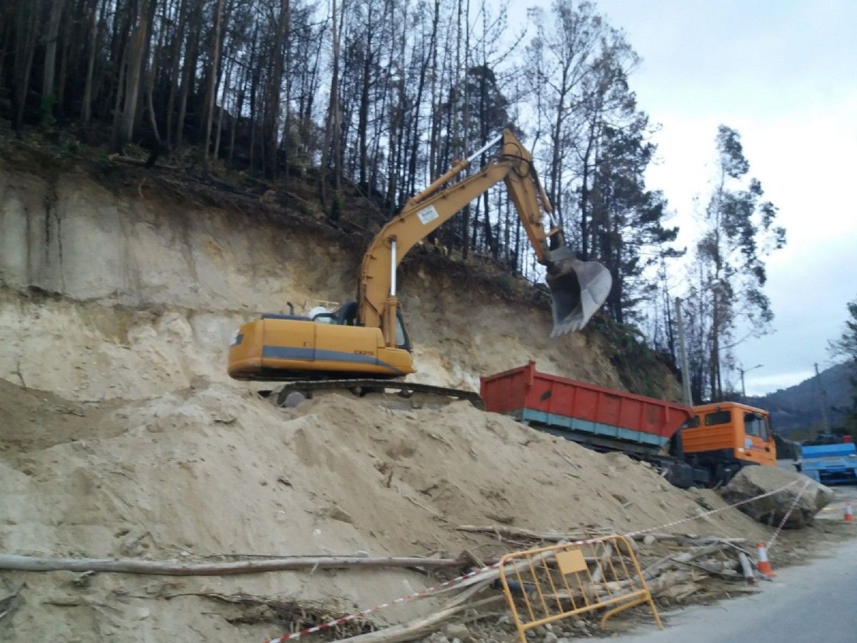 Obras de mantemento nunha estrada provincial