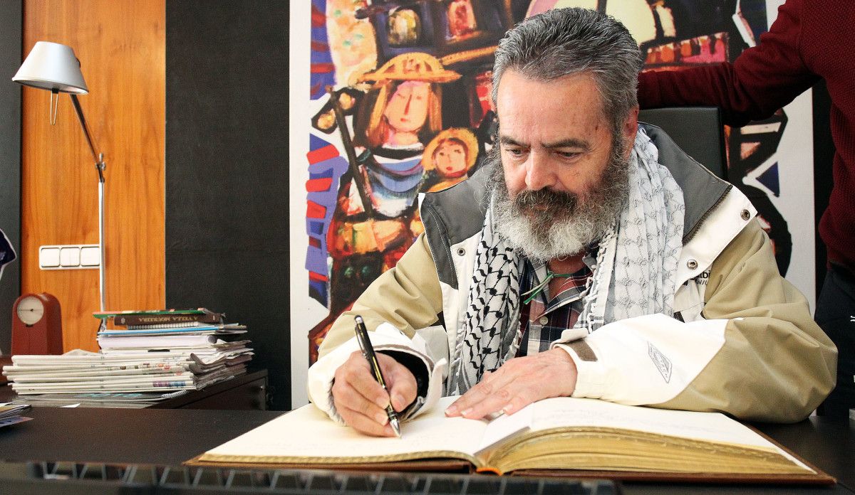 O alcalde de Marinaleda Juan Manuel Sánchez Gordillo asina no libro de honra do Concello de Pontevedra