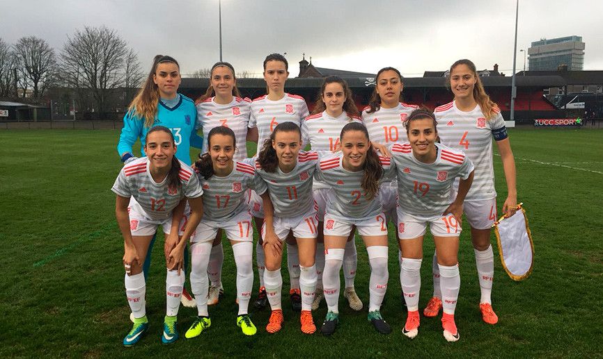 Teresa Abelleira, en el centro con el número 16, en la Ronda Élite Sub-19 en Irlanda
