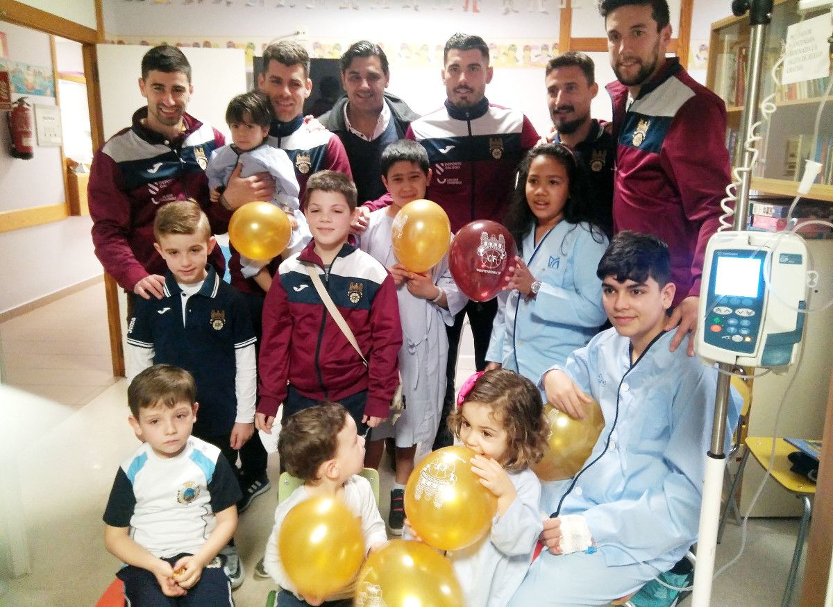 Visita de jugadores del Pontevedra al Hospital Provincial