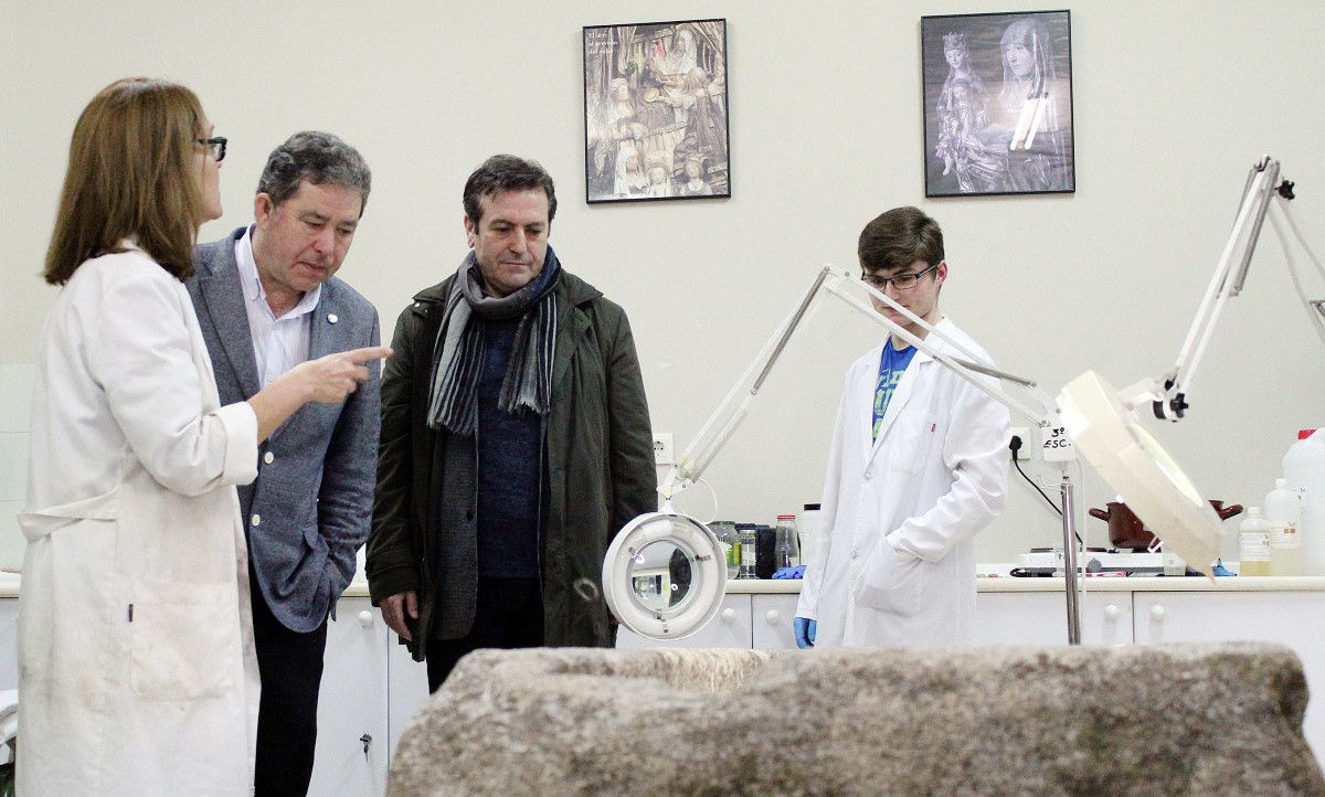 Visita de Fernández Lores e Bará á Escola de Conservación e Restauración Visita de Fernández Lores e Bará á Escola de Conservación e Restauración