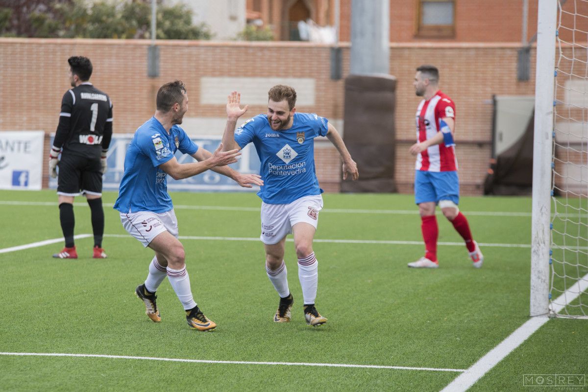 Álex González celebra su gol en el partido entre Navalcarnero y Pontevedra de la temporada 17-18