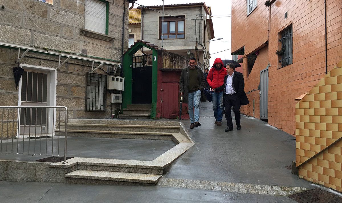 Visita de Fernández Lores al barrio de O Cabo