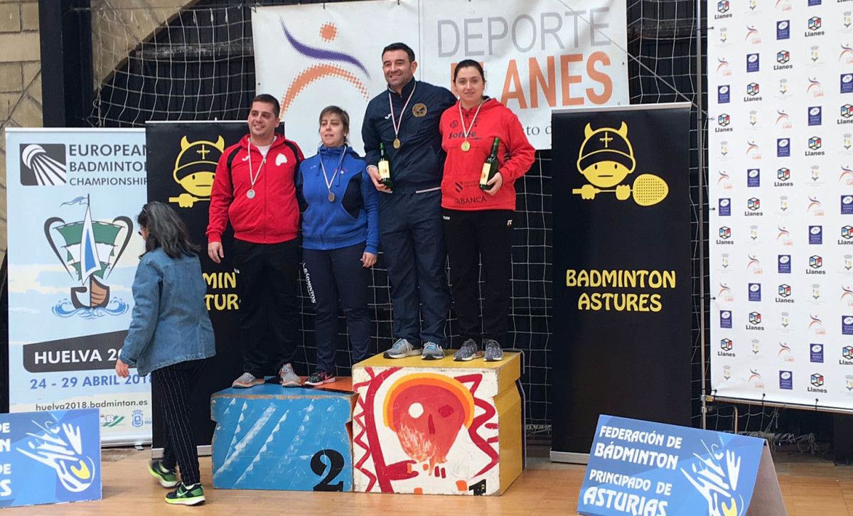 Raquel Miguens (derecha) en el podio del Máster de Llanes