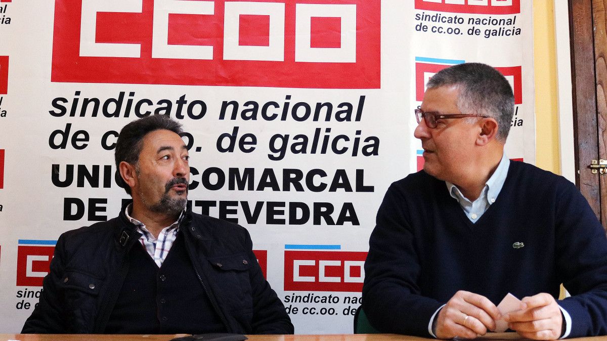 José Ramón Piñeiro, secretario da Unión Comarcal de Pontevedra (esquerda) durante a rolda de prensa na sede de Comisións Obreiras