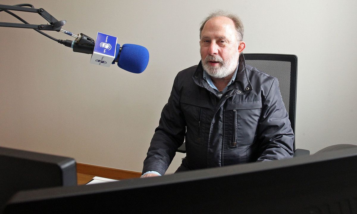 Tino Domínguez, músico e xornalista, presenta "El club de la esquina" en PontevedraViva Radio