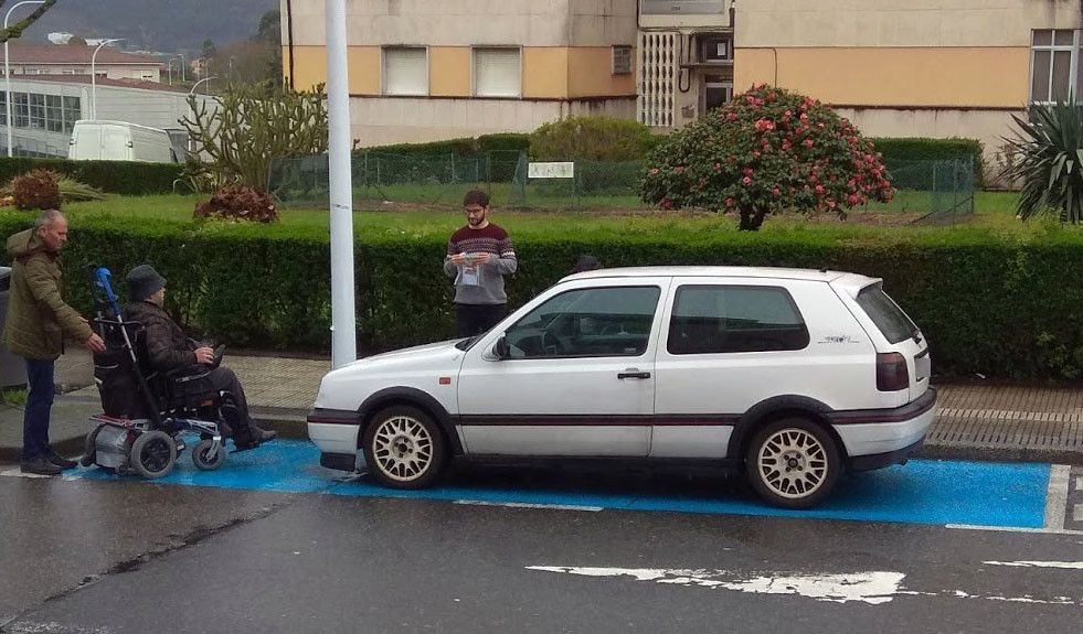 Acción de "guerrilla" de Amizade contra aparcamentos irregulares