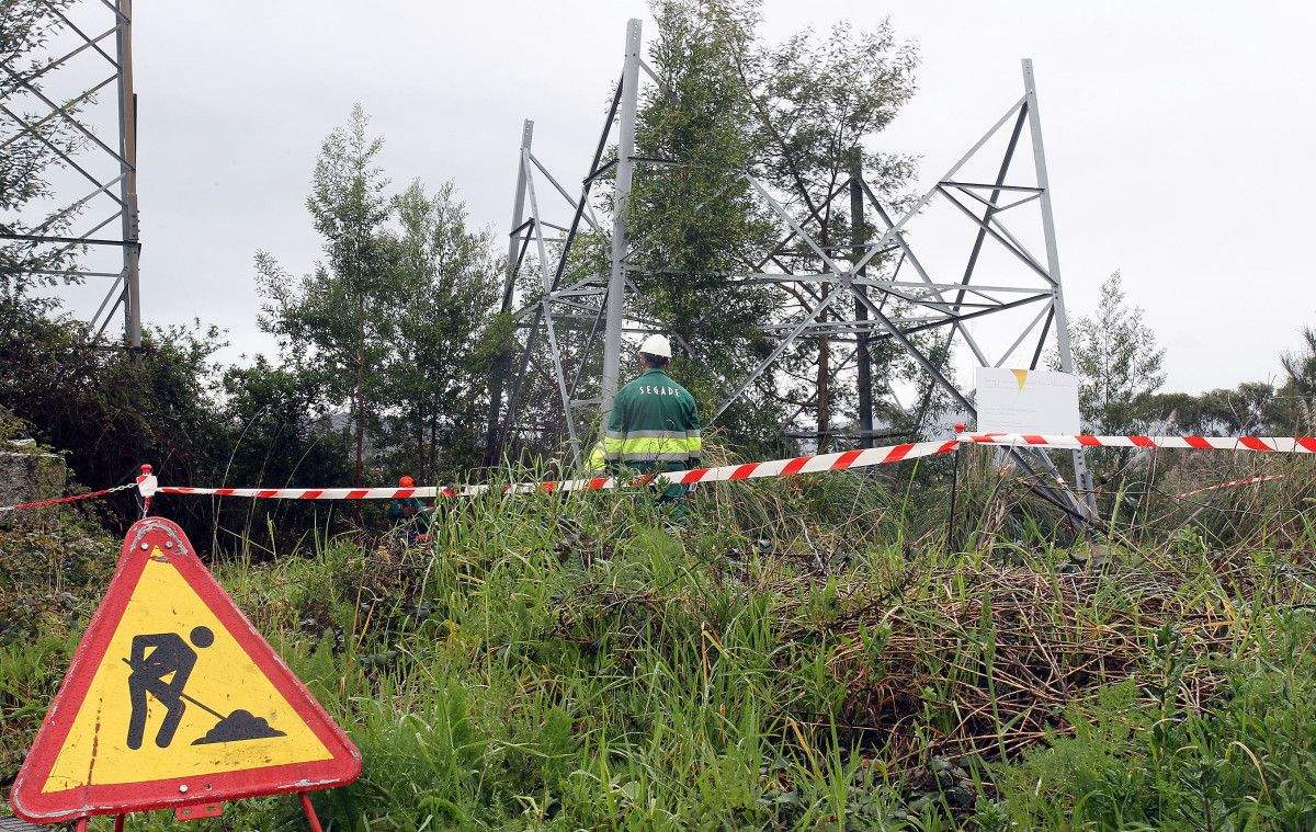 Obras de soterramiento de la línea de alta tensión de Monte Porreiro