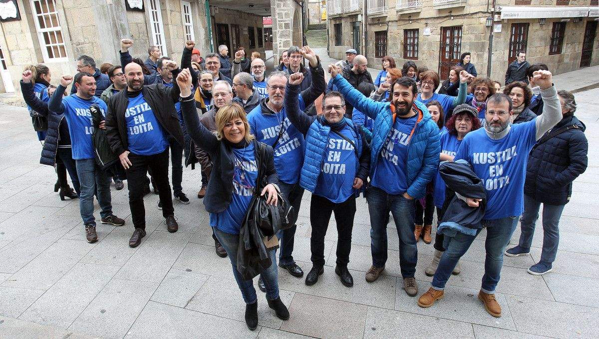 Traballadores da xustiza antes de entrar no pleno municipal