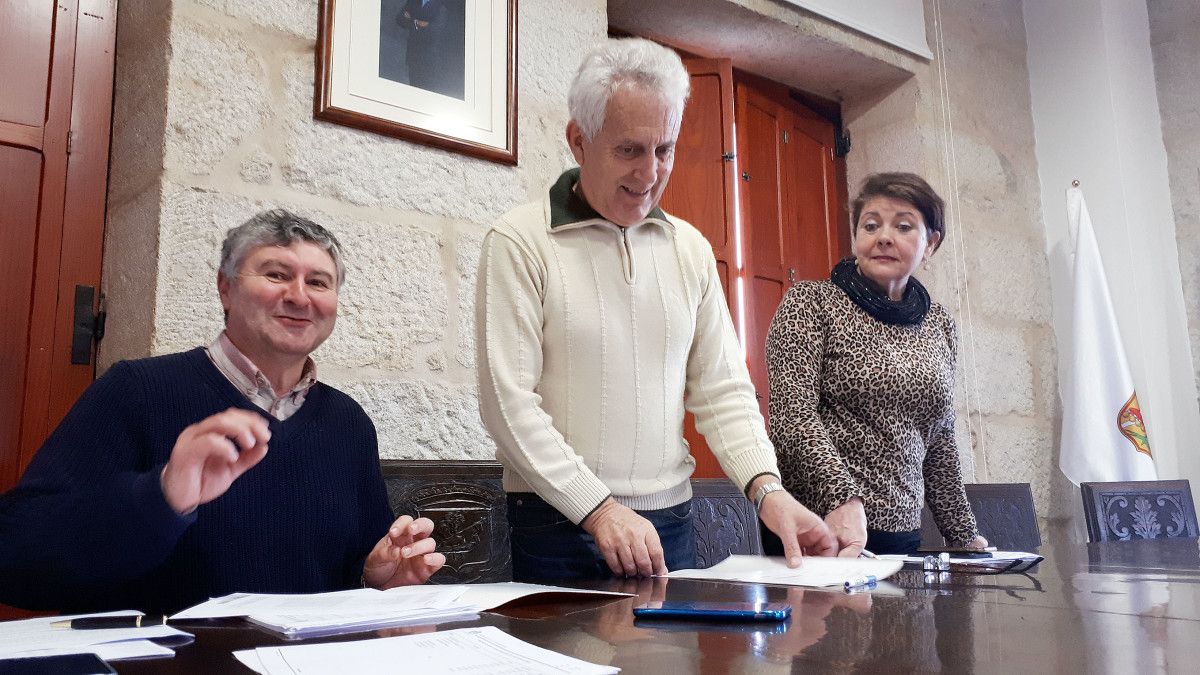Xulio Barreiro, concelleiro de Facenda; Luciano Sobral, alcalde de Poio e Chelo Besada, tenente de alcaldía