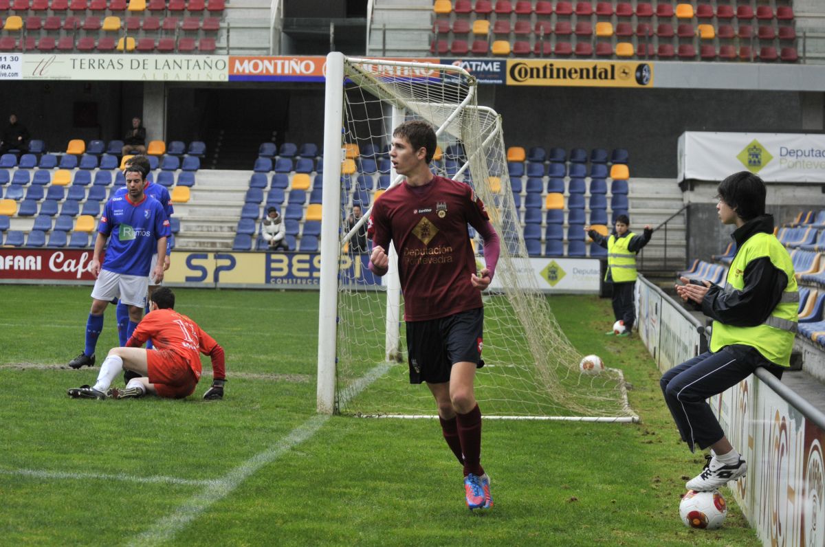 Pablo celebra o gol que supoñía o 1-0 do Pontevedra ante o Barbadás en Pasarón