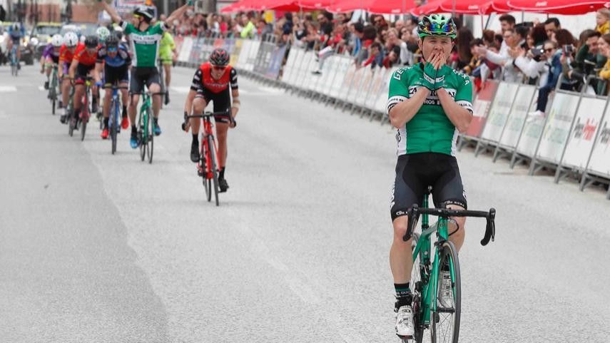 Sergio Vega entra segundo na meta na Clásica de Torredonjimeno