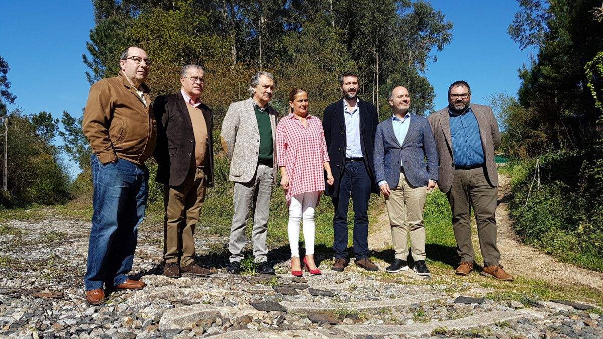 Carmela Silva visita la zona donde se hará la Vía Verde con los alcaldes de Vilagarcía, Caldas y Portas