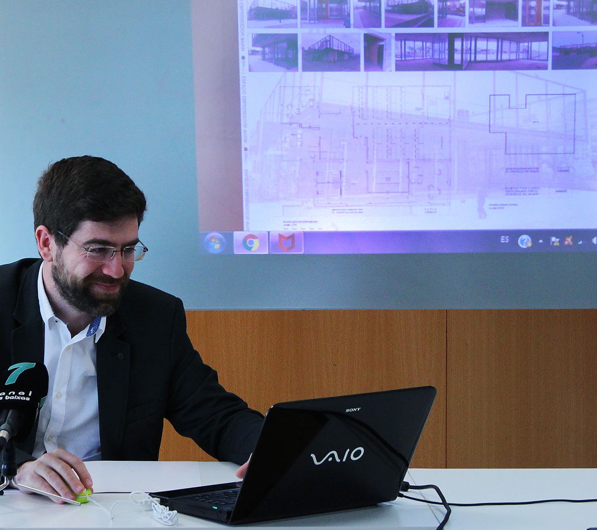 Pablo Fernández presenta la nueva web corporativa de AJE Pontevedra