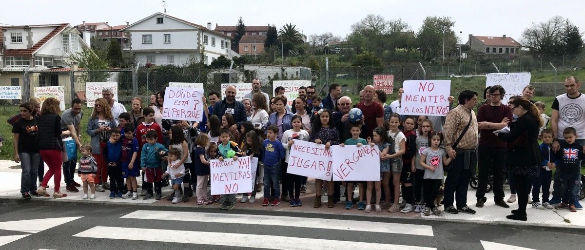 Concentración de los vecinos de la calle Médico Ballina para demandar un parque infantil