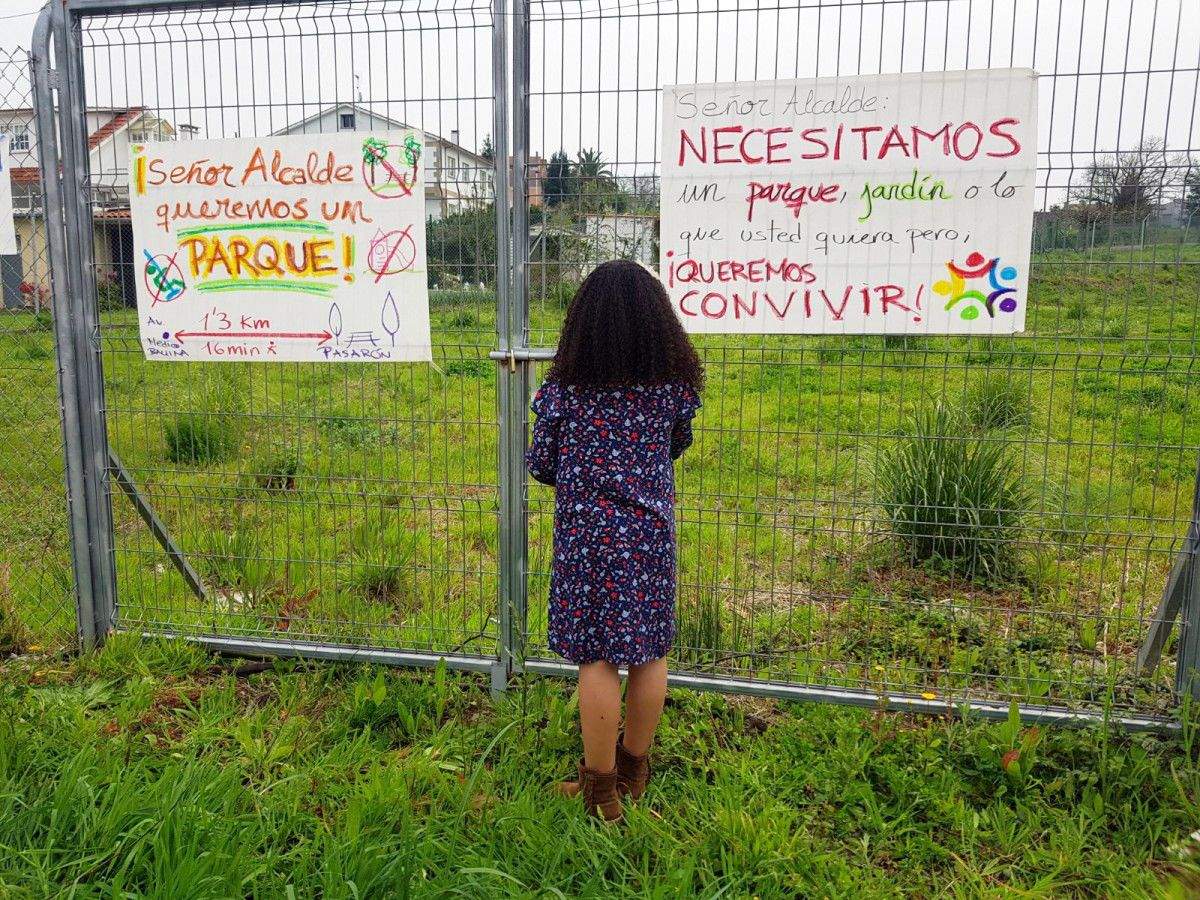Concentración de los vecinos de la calle Médico Ballina para demandar un parque infantil