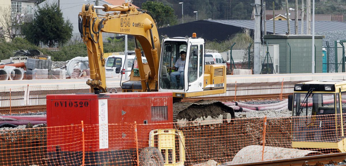 Traballador nas obras da estación