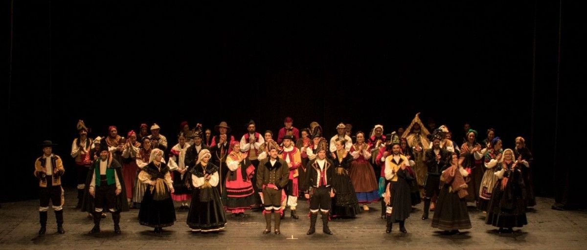 La Agrupación Etnográfica Sete Espadelas en el Teatro Colón de A Coruña