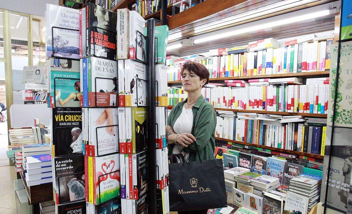 Mujer en una librería