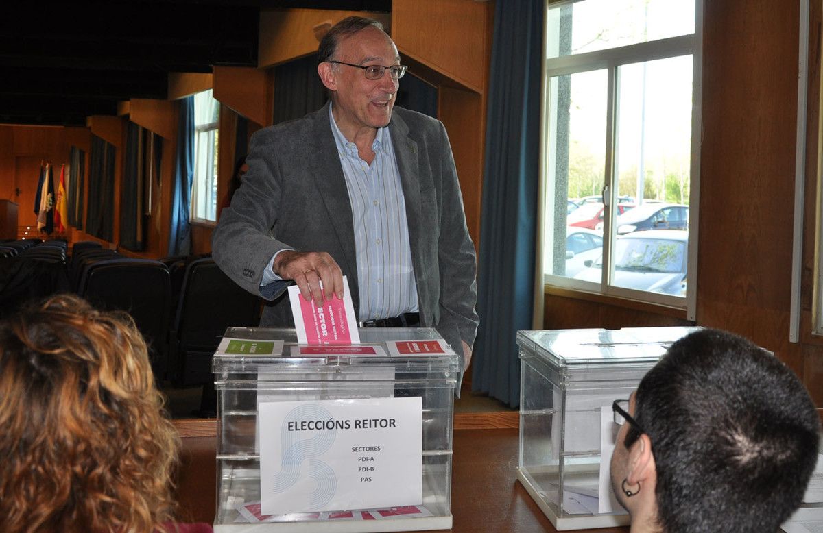 El candidato Pachi Reigosa votando