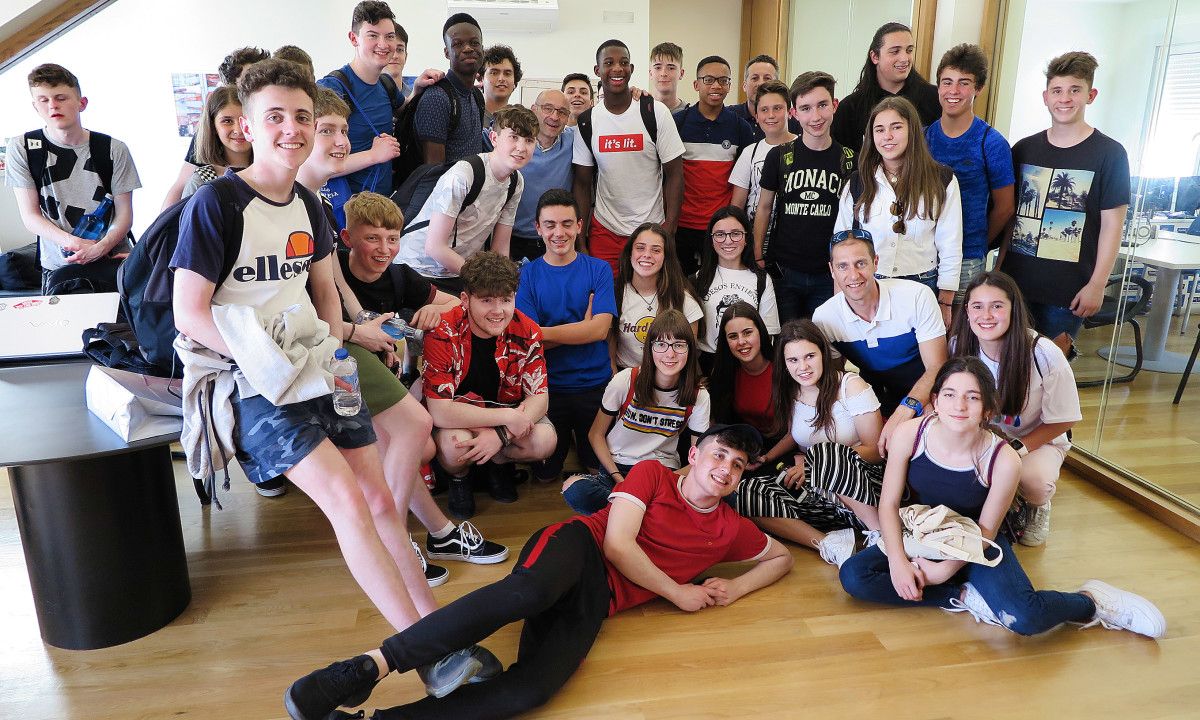 Estudiantes de Catoira y de Dundalk en su visita a PontevedraViva Radio