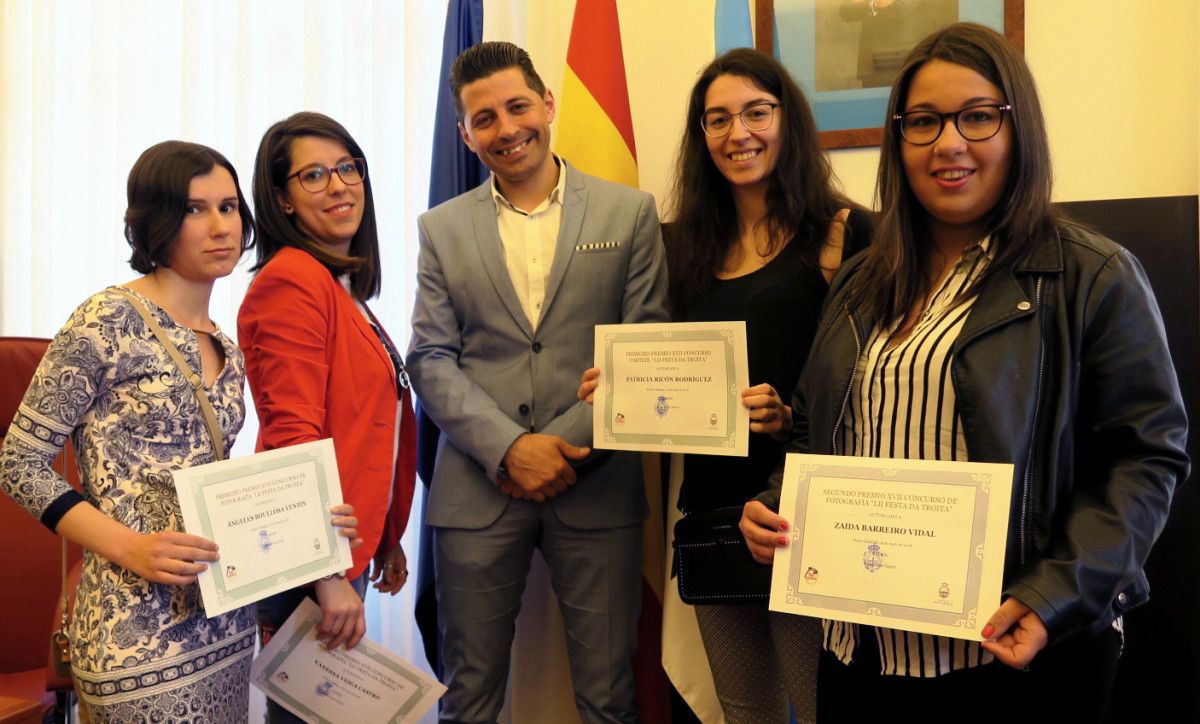 El alcalde con las ganadoras de los concursos de carteles y fotografía de la Festa da Troita 