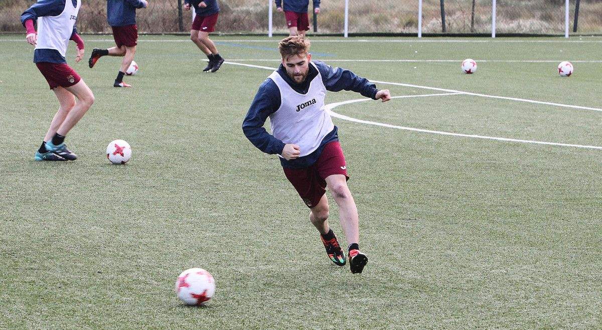 Álex González, en un entrenamiento del Pontevedra en A Xunqueira