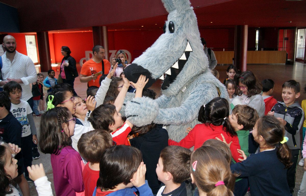 Orbil, o lobo do Salón do Libro, saiu a saudar aos nenos ao acabar a función Orbil, o lobo do Salón do Libro, saiu a saudar aos nenos ao acabar a función