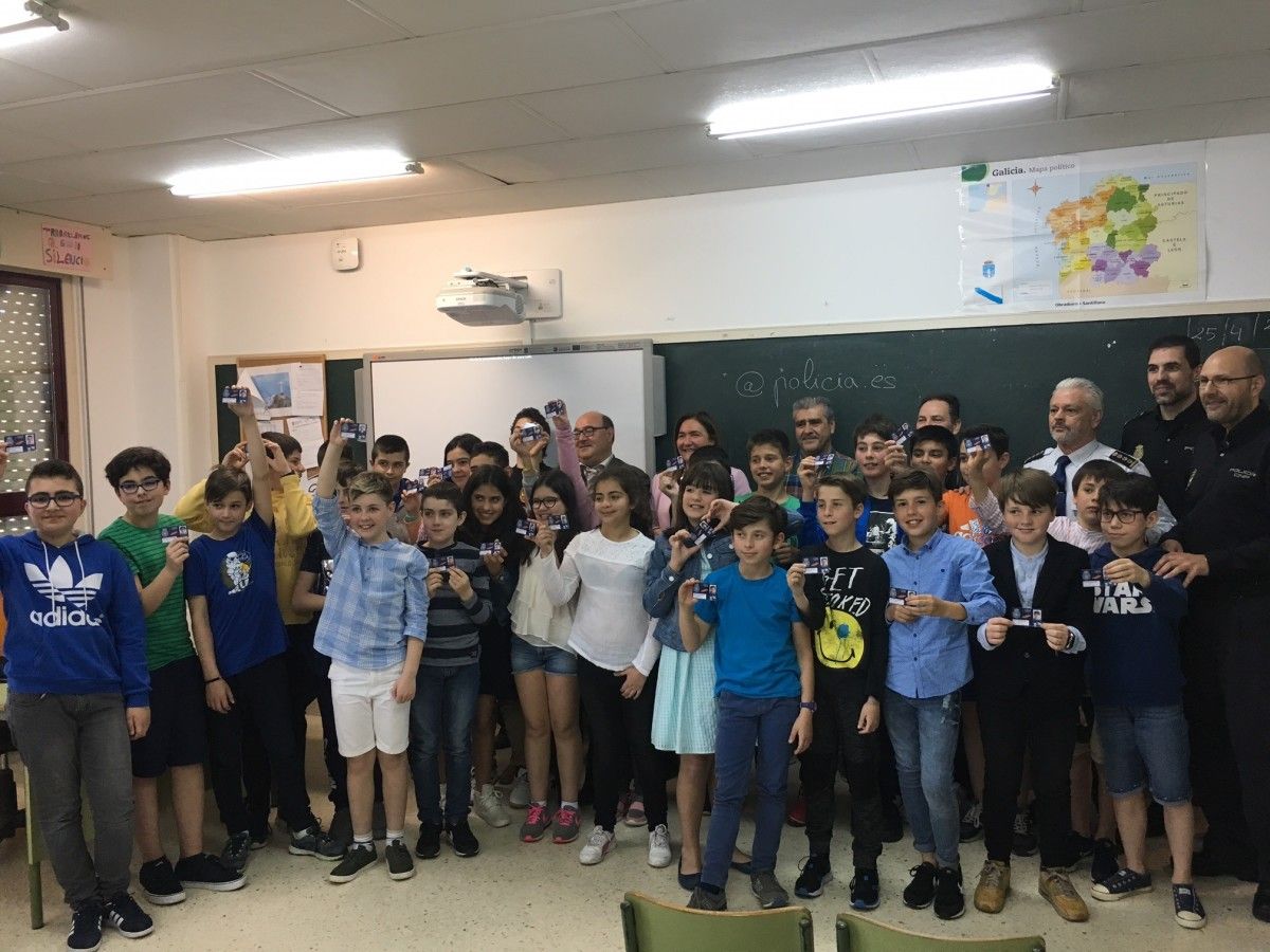 Entrega de los carnés de 'ciberexpertos' a 30 niños del CEIP de Cabanas de Salcedo