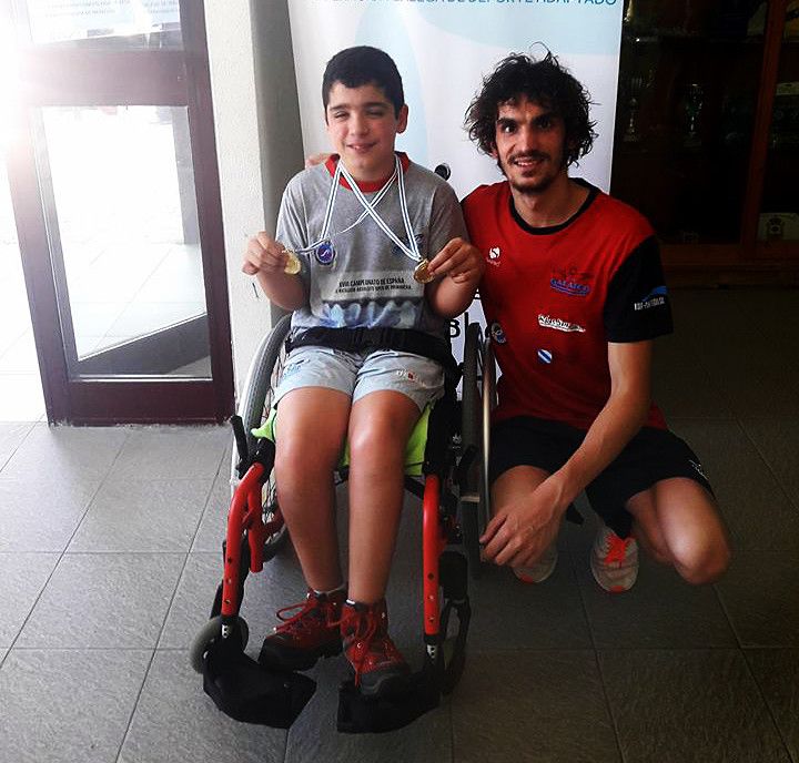 Marcos Castro xunto ao seu adestrador, Cristian Fernández, tras gañar dúas medallas na Cañiza