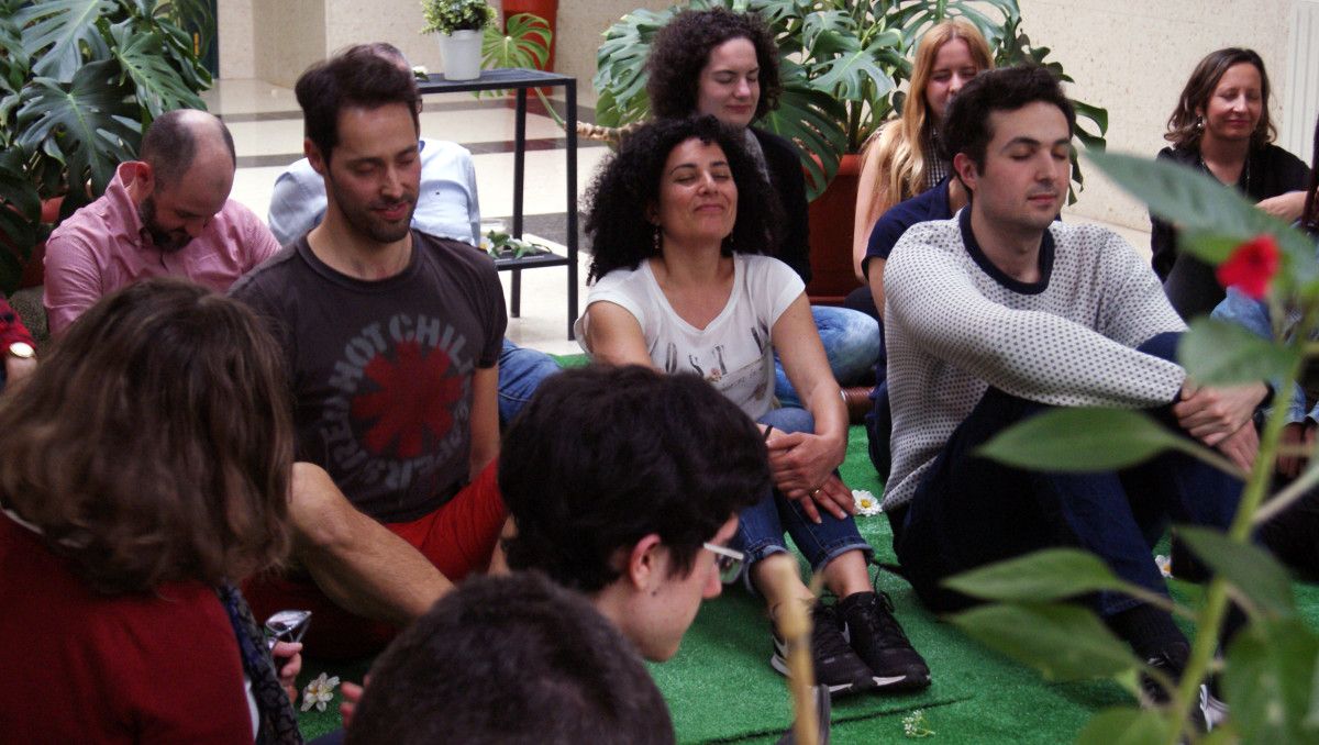 Alumnos da EOI fan un "break" para meditar e despexar a mente