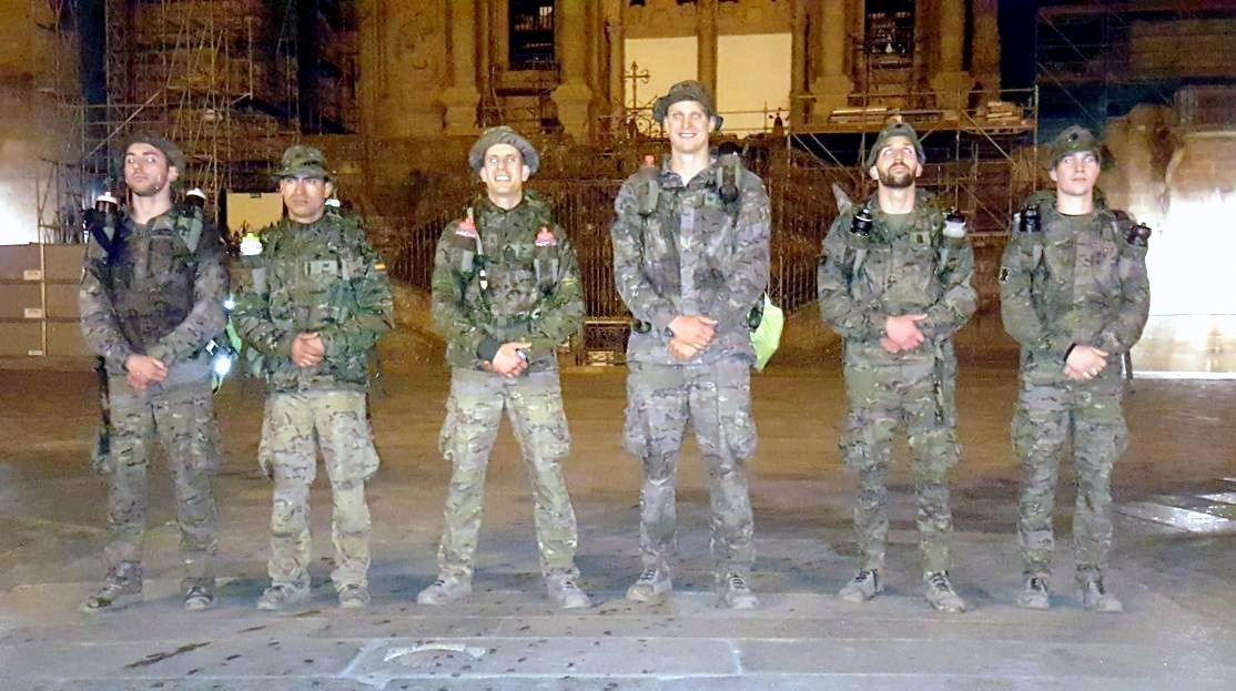 Grupo Loxístico VII da Brilat á súa chegada á praza do Obradoiro