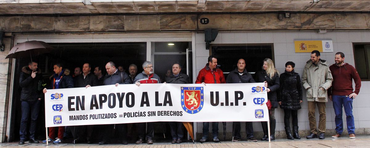 Concentración dos sindicatos policiais ante a Comisaría Provincial
