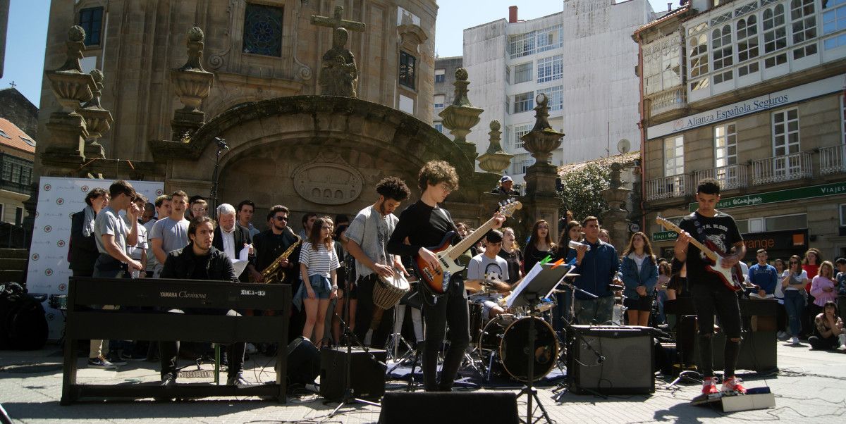 A praza da Peregrina encheuse de ritmo grazas ao "Musiqueando"
