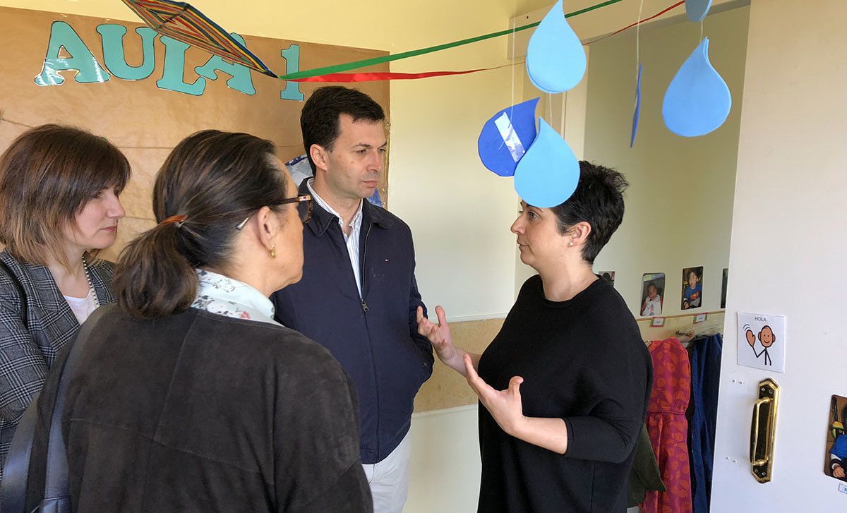 Visita de Gonzalo Caballero ás instalacións de Amencer