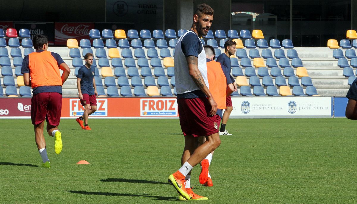 Adrián León, en un entrenamiento del Pontevedra en Pasarón