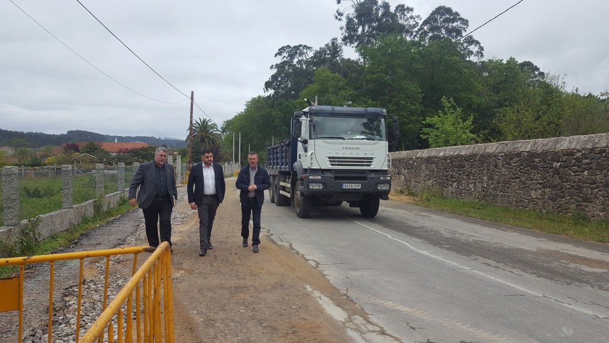 Visita ás obras da estrada provincial EP-0505 entre a N-550 e a igrexa de Perdecanai