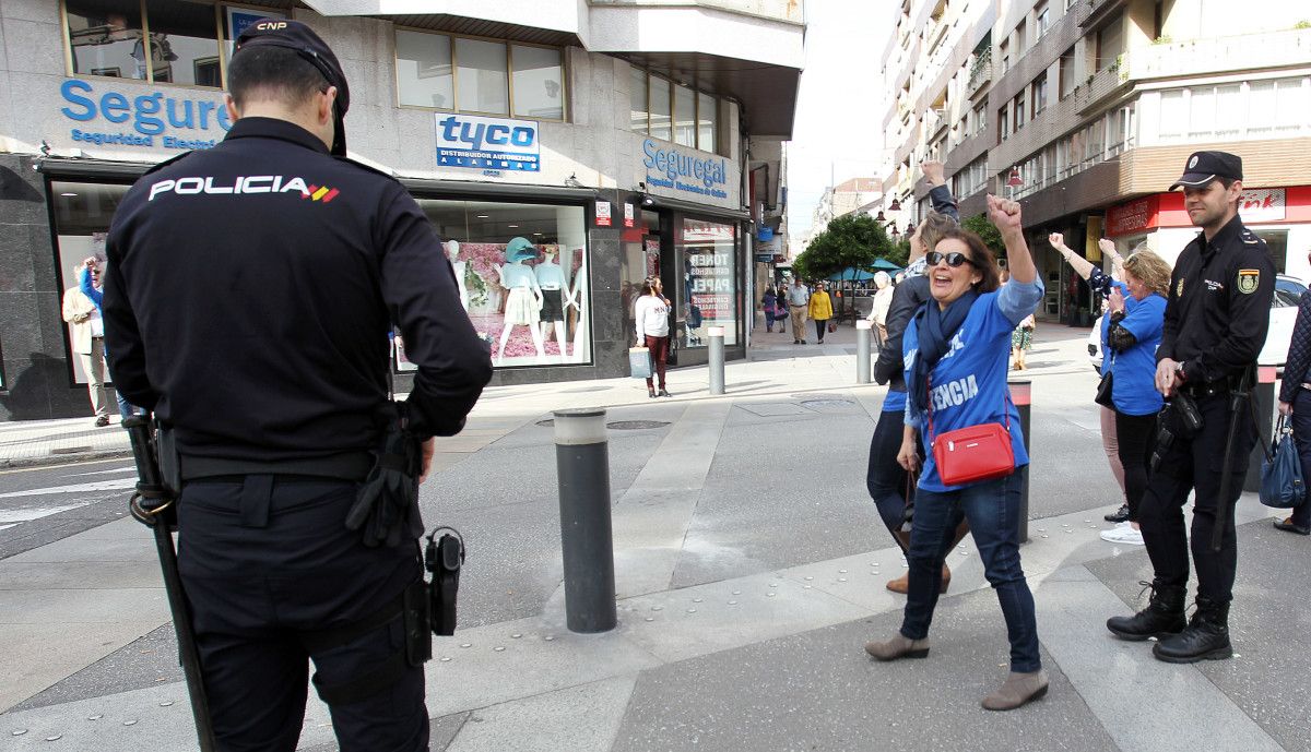 Funcionarios de Justicia ante la llegada de Alberto Núñez Feijóo y Alfonso Rueda a la sede del PP