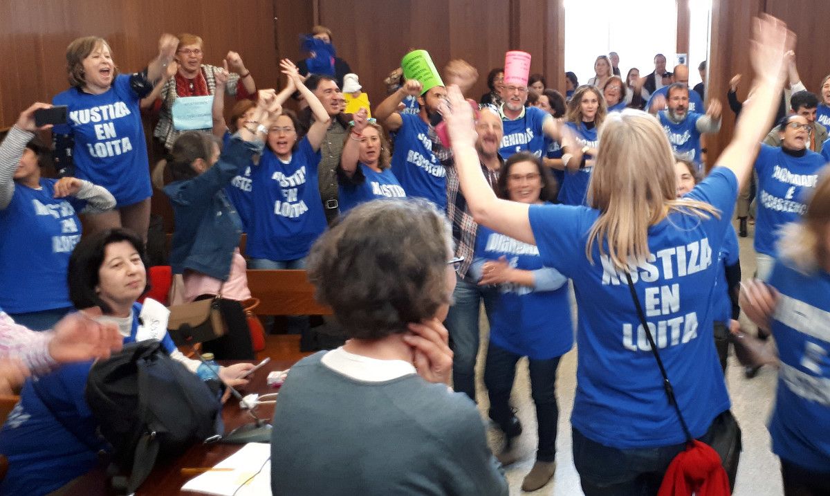 Celebración de los funcionarios de Justicia tras el recuento de votos