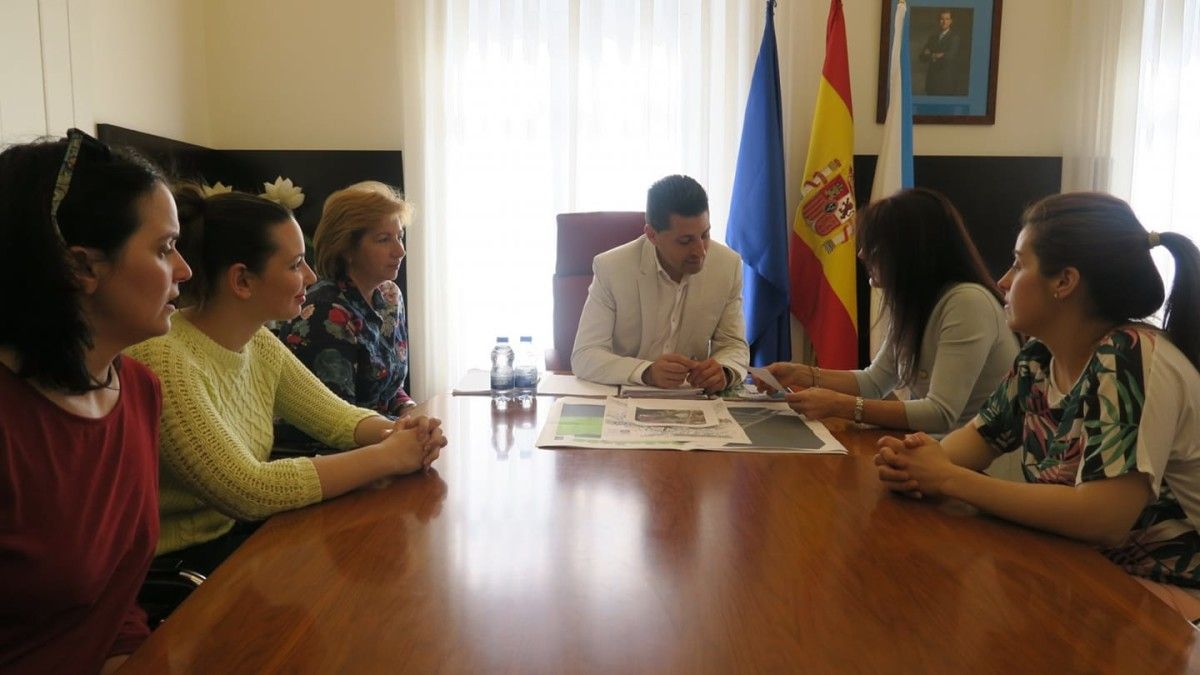 Representantes de Amavo co alcalde de Ponte Caldelas